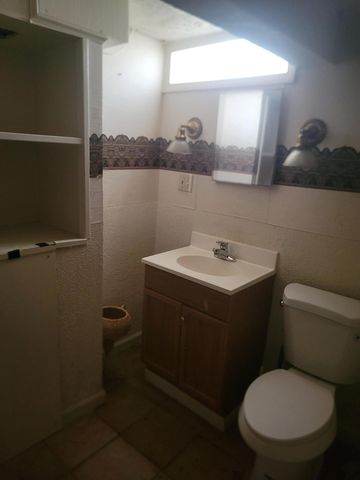 24011 Seneca Street, Oak Park City, MI 48237