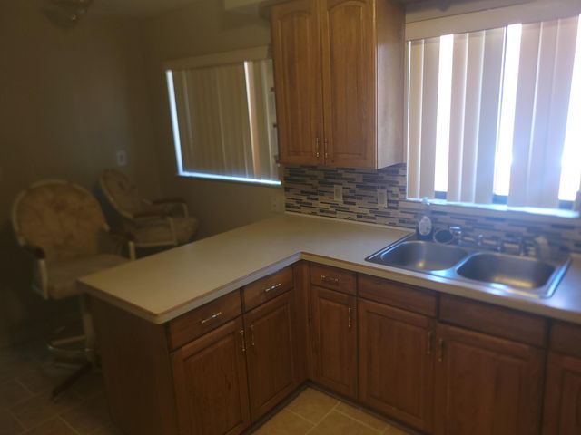 24011 Seneca Street, Oak Park City, MI 48237