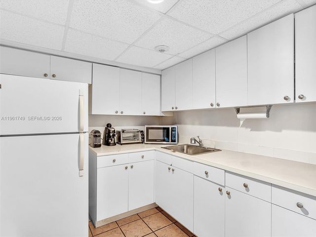 9751 E Bay Harbor Dr 12D, Bay Harbor Islands, FL 33154