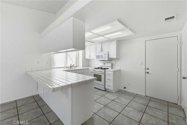 4654 Paseo Hermoso, Palmdale, CA 93551