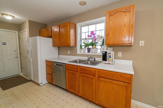 3208 Sand Wood Drive, South Bend, IN 46628