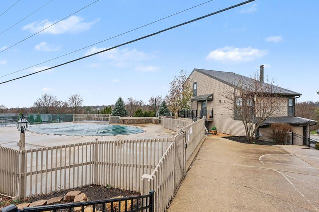 7085 Sweetwater Drive, Florence, KY 41042