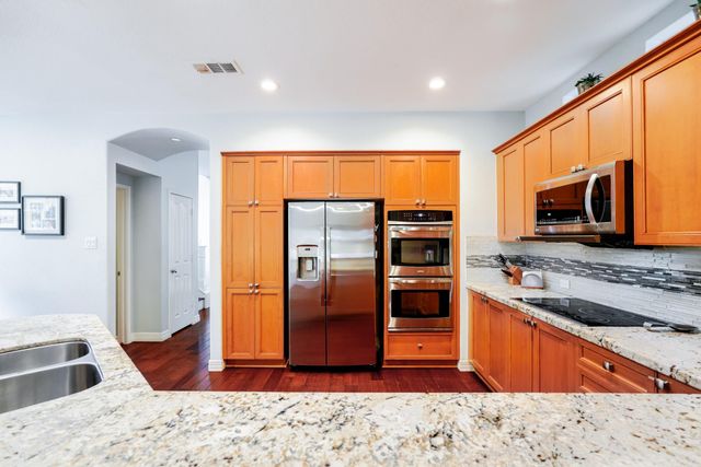 22 Vinca Trail, The Woodlands, TX 77382