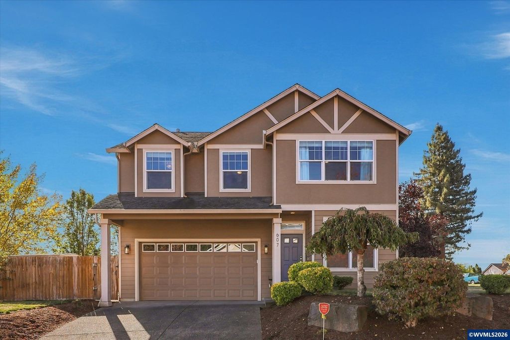 Image 1 of property listing at 607 10th Ct, Lafayette, OR 97127