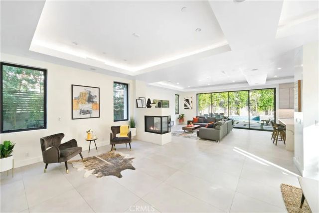 454 S HOLT Avenue, Beverly Hills, CA 90048