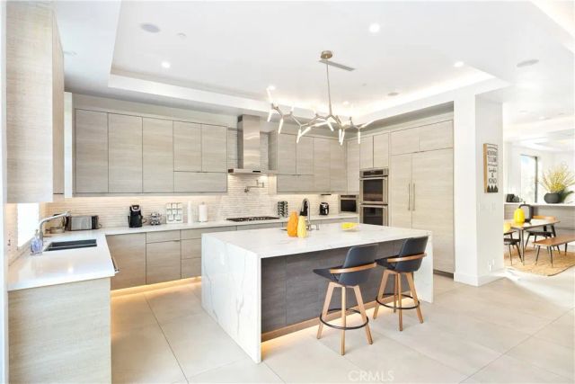 454 S HOLT Avenue, Beverly Hills, CA 90048
