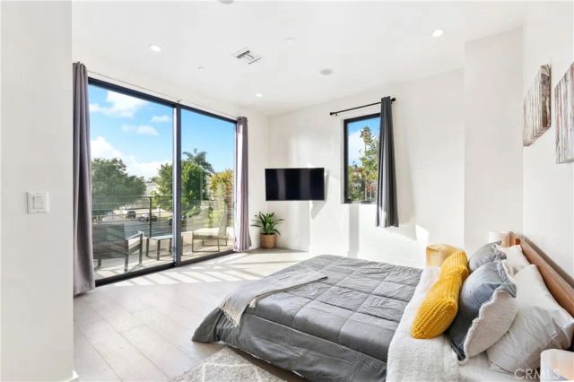 454 S HOLT Avenue, Beverly Hills, CA 90048