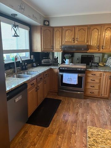 50044 Vinecrest Lane, New Baltimore, MI 48047