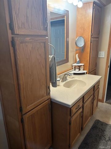50044 Vinecrest Lane, New Baltimore, MI 48047