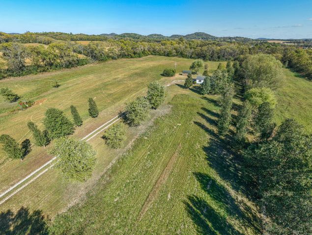 1064 Lauderdale Ln, Bethpage, TN 37022