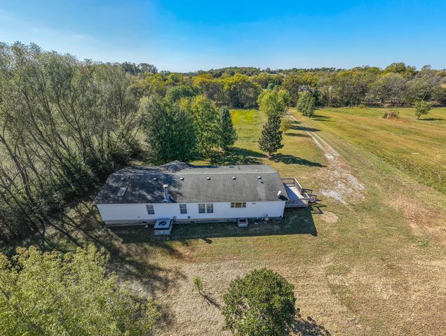 1064 Lauderdale Ln, Bethpage, TN 37022