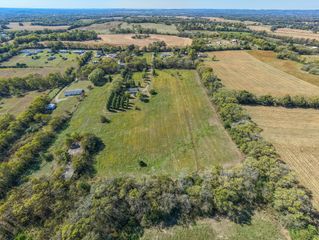 1064 Lauderdale Ln, Bethpage, TN 37022