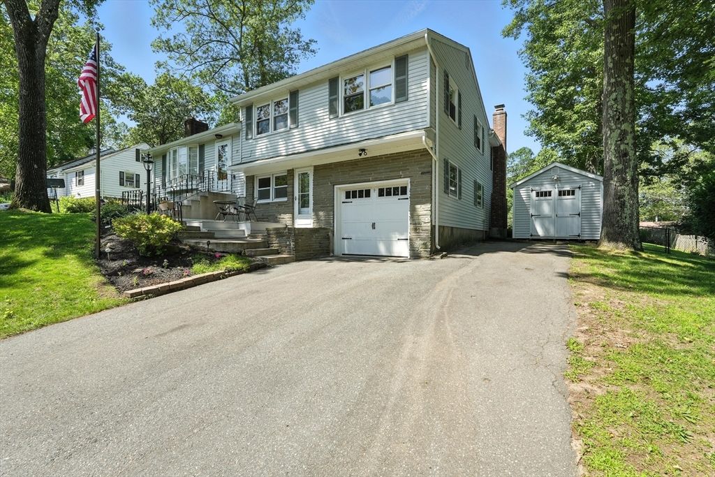 15 Oak Bluff Cir, East Longmeadow, MA 01028