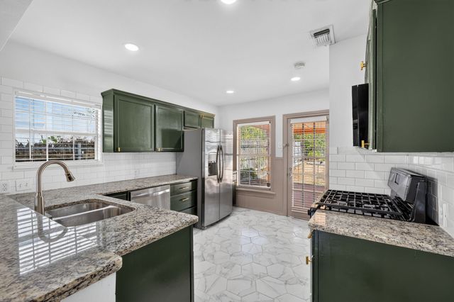 3824 Collinwood Avenue, Fort Worth, TX 76107
