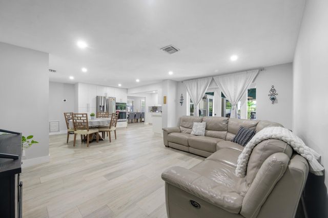 6850 NW 7th Street, Plantation, FL 33317