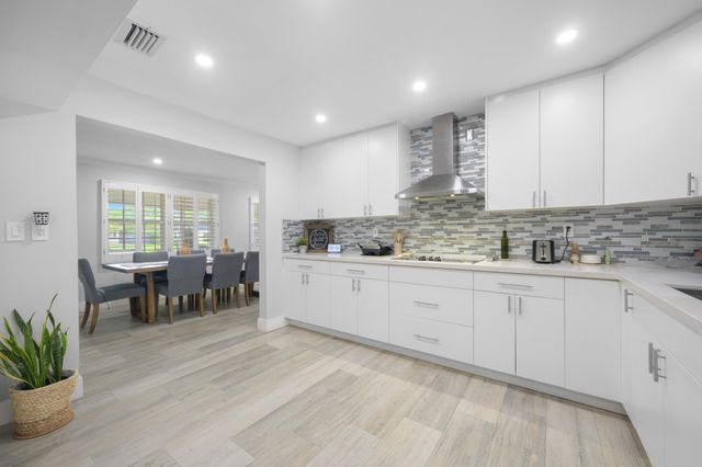 6850 NW 7th Street, Plantation, FL 33317
