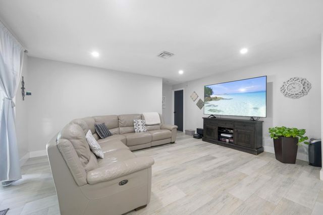 6850 NW 7th Street, Plantation, FL 33317