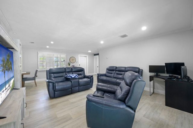 6850 NW 7th Street, Plantation, FL 33317