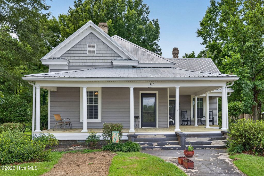 225 Carr Avenue, Rocky Point, NC 28457