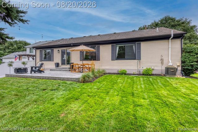 3225 Silver Court, Wixom, MI 48393