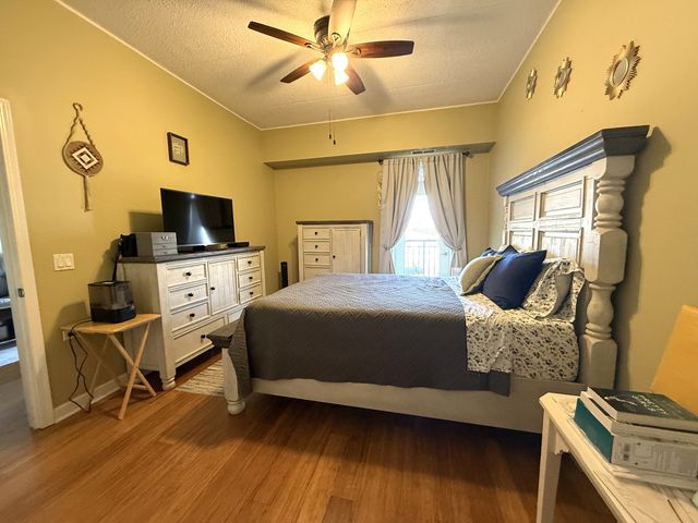 9355 IRVING PARK Road 409, Schiller Park, IL 60176