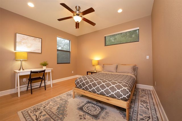 2302 E 9th ST, Austin, TX 78702