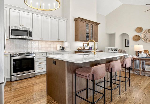 805 KENSINGTON ROAD, Neenah, WI 54956