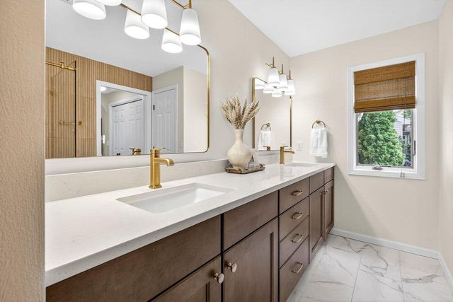 805 KENSINGTON ROAD, Neenah, WI 54956