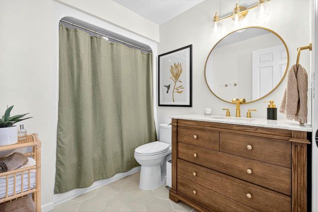 805 KENSINGTON ROAD, Neenah, WI 54956