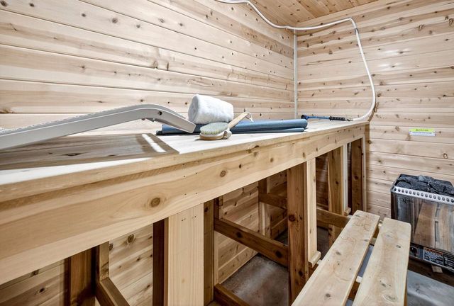 805 KENSINGTON ROAD, Neenah, WI 54956