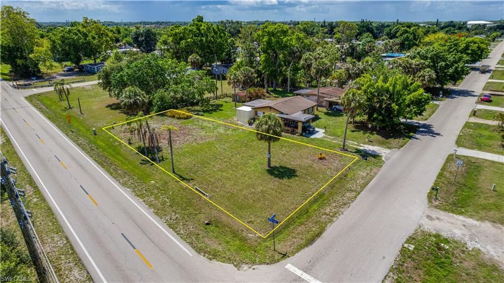 335 Ottumwa AVE, FORT MYERS, FL 33905 — photo 2