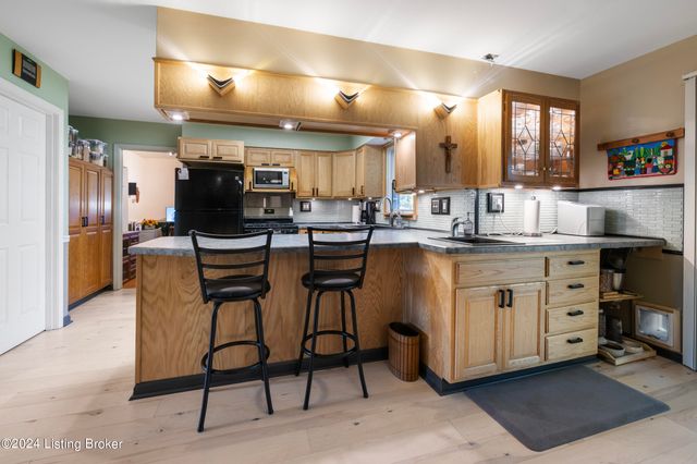 8117 Watterson Trail, Louisville, KY 40299