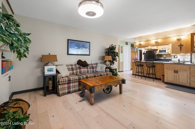 8117 Watterson Trail, Louisville, KY 40299