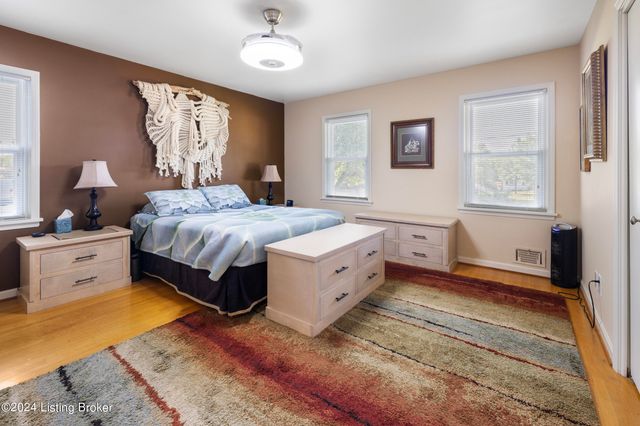 8117 Watterson Trail, Louisville, KY 40299