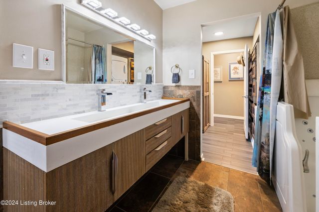 8117 Watterson Trail, Louisville, KY 40299