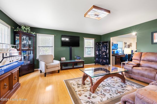 8117 Watterson Trail, Louisville, KY 40299