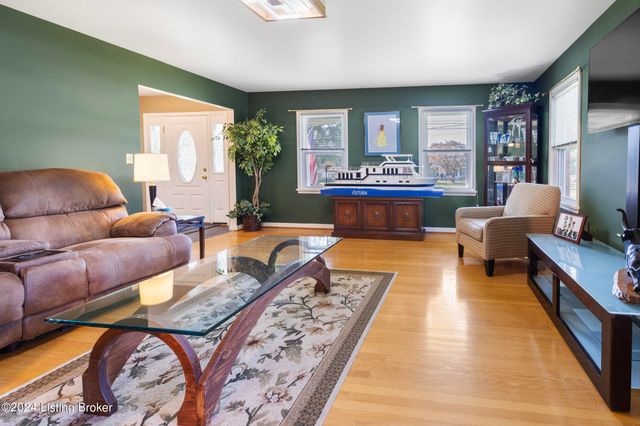 8117 Watterson Trail, Louisville, KY 40299