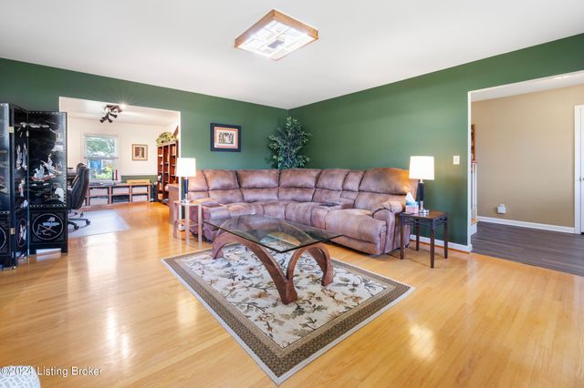 8117 Watterson Trail, Louisville, KY 40299