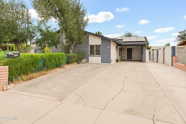 6732 W MEDLOCK Drive, Glendale, AZ 85303