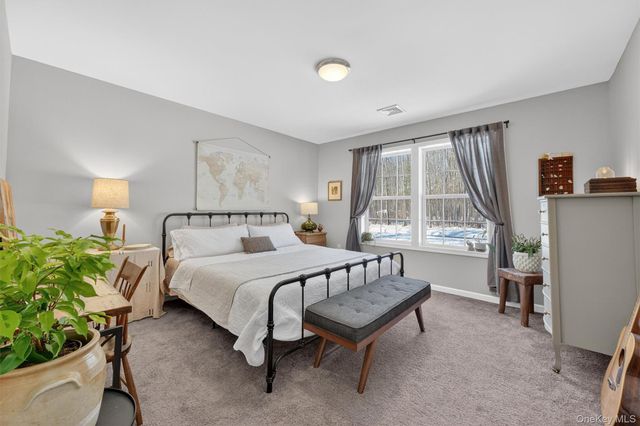 31 Greenshire Way, Walden, NY 12586