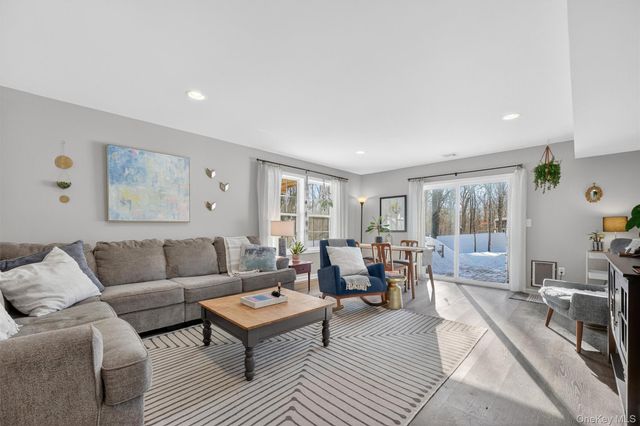 31 Greenshire Way, Walden, NY 12586