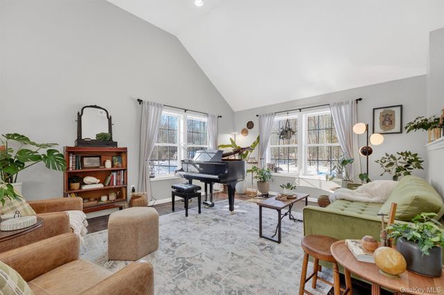 31 Greenshire Way, Walden, NY 12586