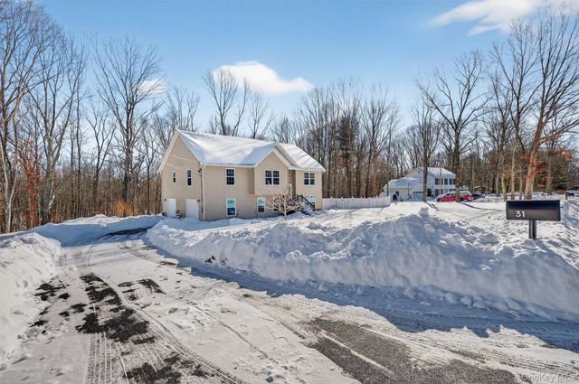 31 Greenshire Way, Walden, NY 12586