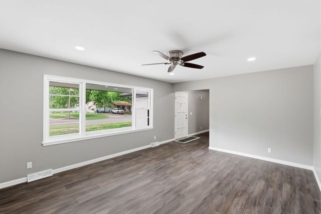 6720 E Zimmerly St, Wichita, KS 67207
