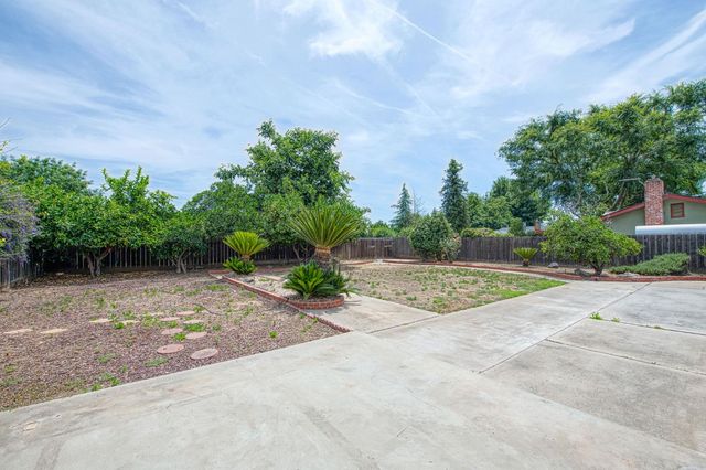 1545 Sunnyside Avenue, Clovis, CA 93611