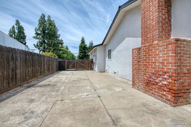 1545 Sunnyside Avenue, Clovis, CA 93611