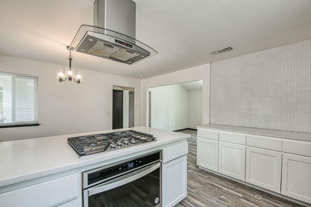 Image 15 of property listing at 1545 Sunnyside Avenue, Clovis, CA 93611