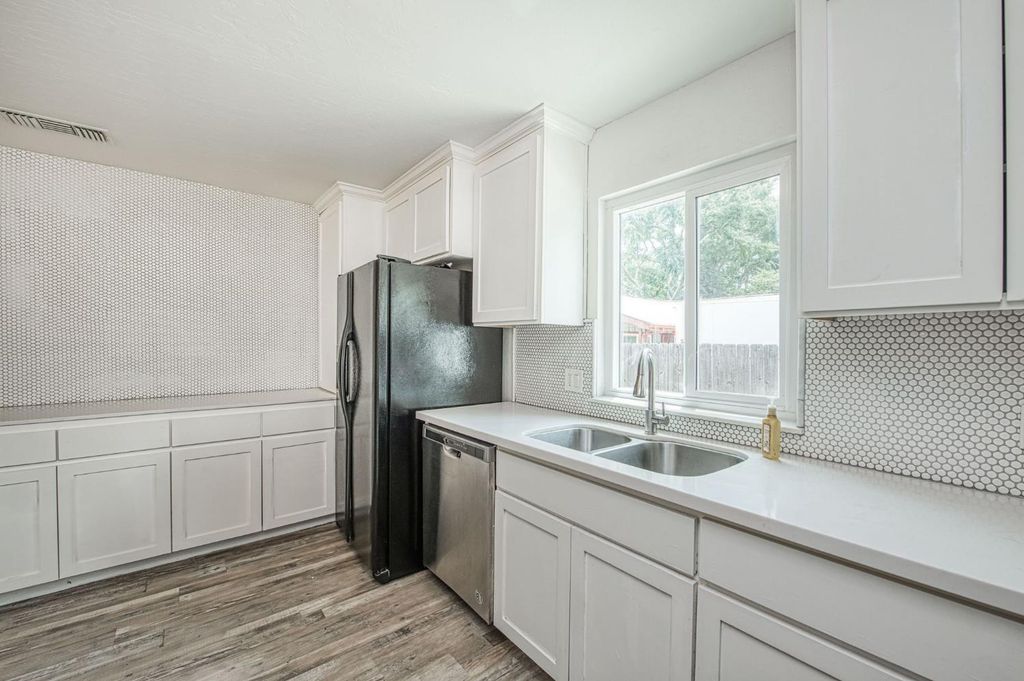 Image 16 of property listing at 1545 Sunnyside Avenue, Clovis, CA 93611