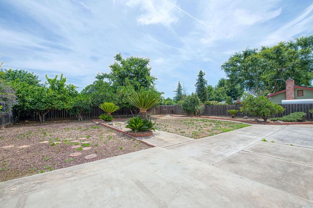 Image 28 of property listing at 1545 Sunnyside Avenue, Clovis, CA 93611