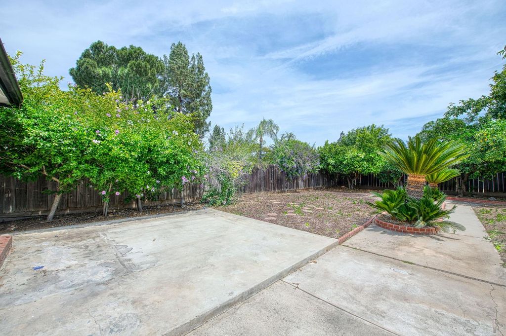 Image 30 of property listing at 1545 Sunnyside Avenue, Clovis, CA 93611